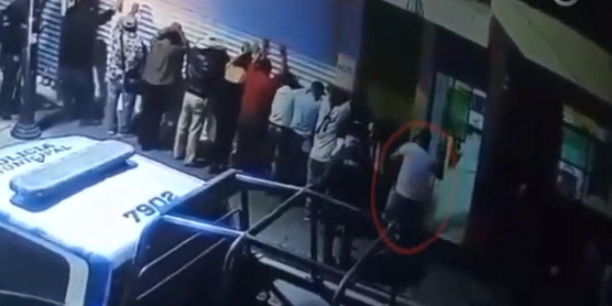 Celaya: Investigan a policías involucrados en golpiza a civiles en bar de la Libertad