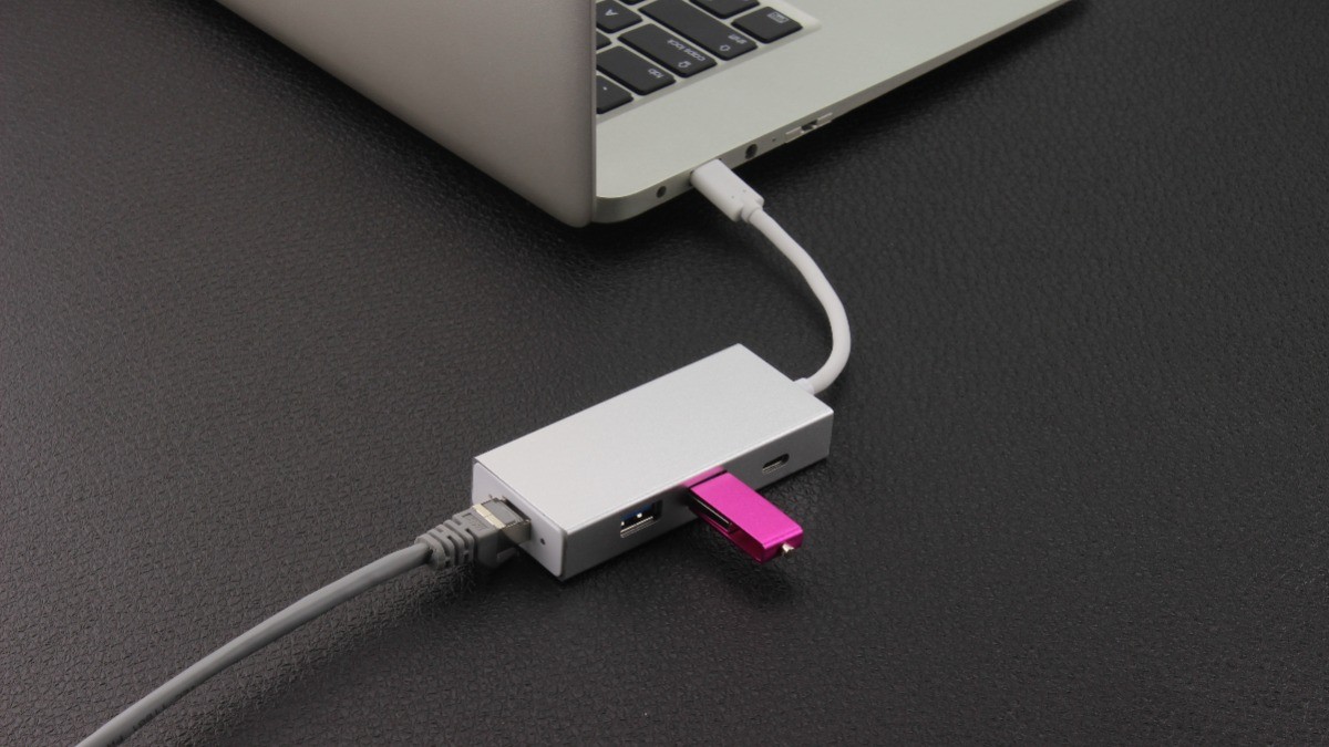 Atentan contra periodistas con USB explosivos