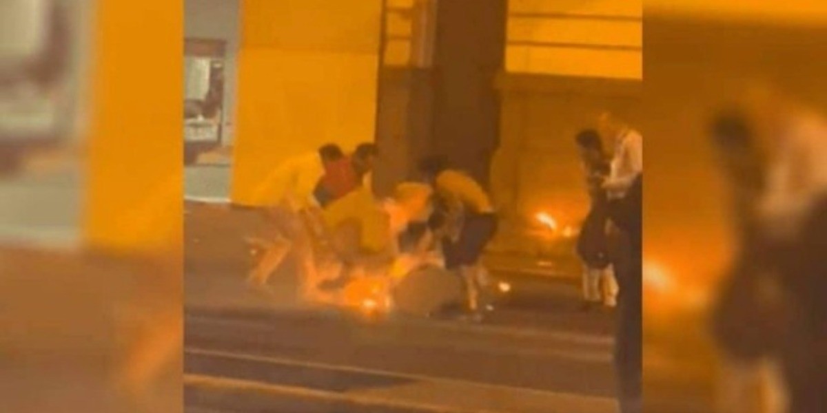 Novio le prende fuego a su pareja porque terminó con él