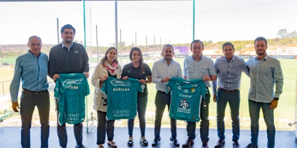 Mikel Arriola visita al Club León