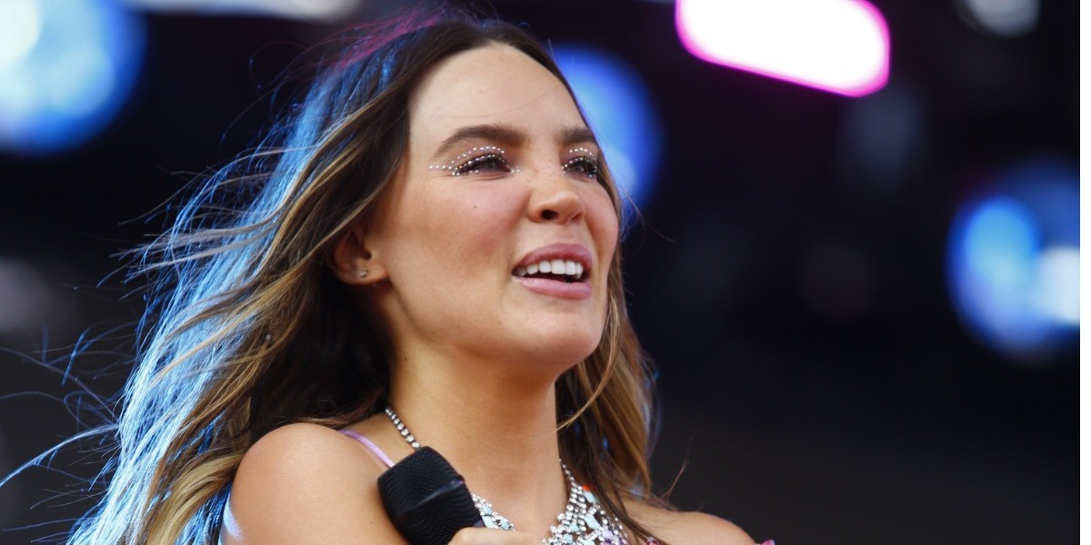 Fan burla seguridad y agrede a Belinda durante concierto en Irapuato