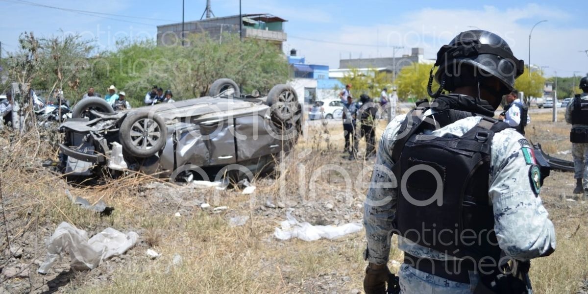 Intenta mujer ganarle el paso al tren y vuelca su auto