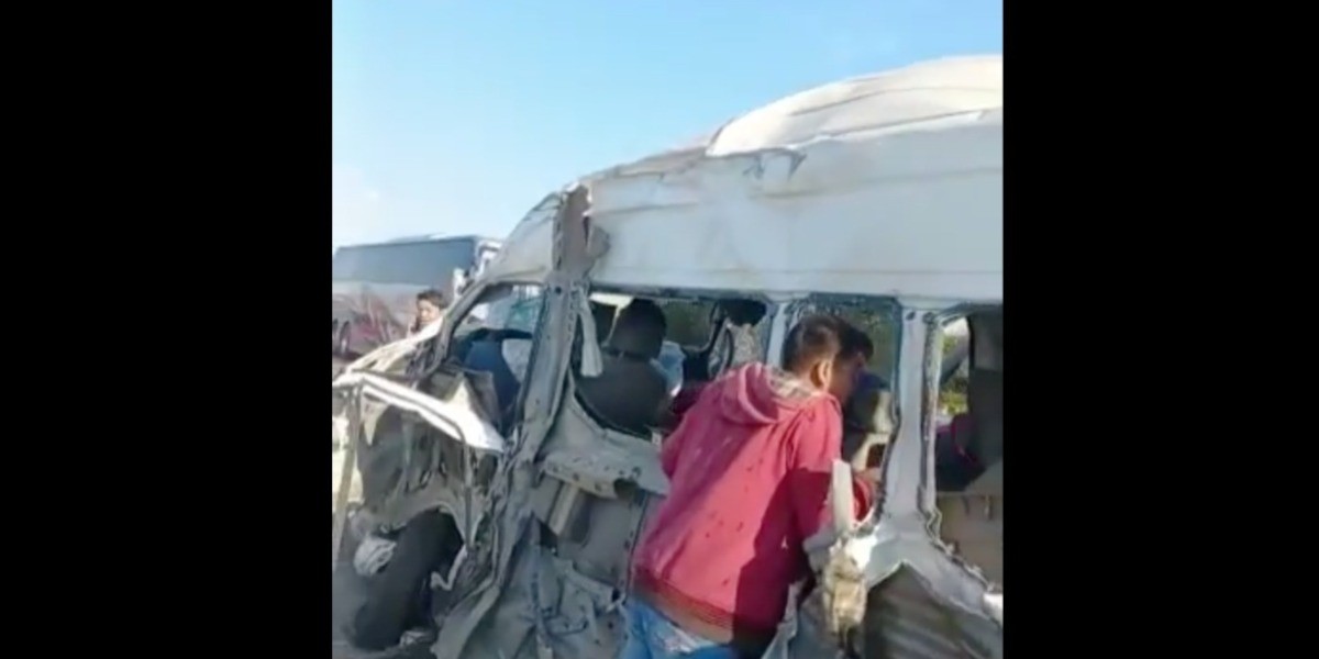 Quedan varios prensados en aparatoso accidente de tráiler