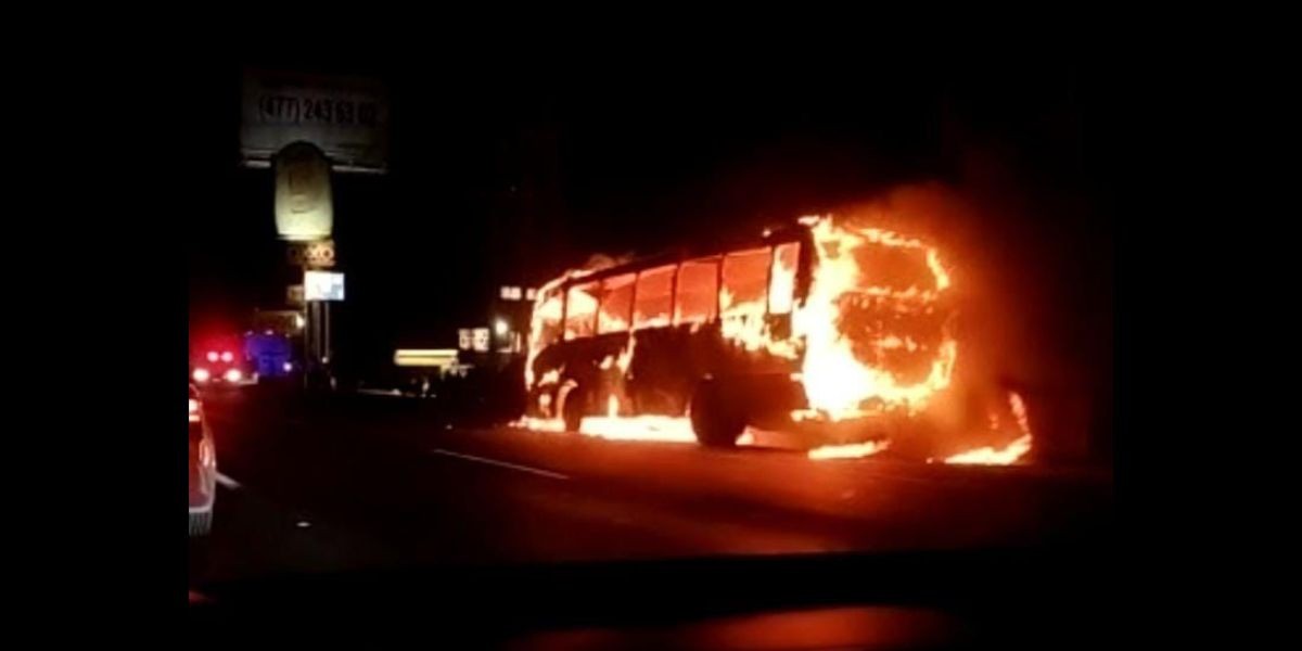 Arde autobús en la León-Silao