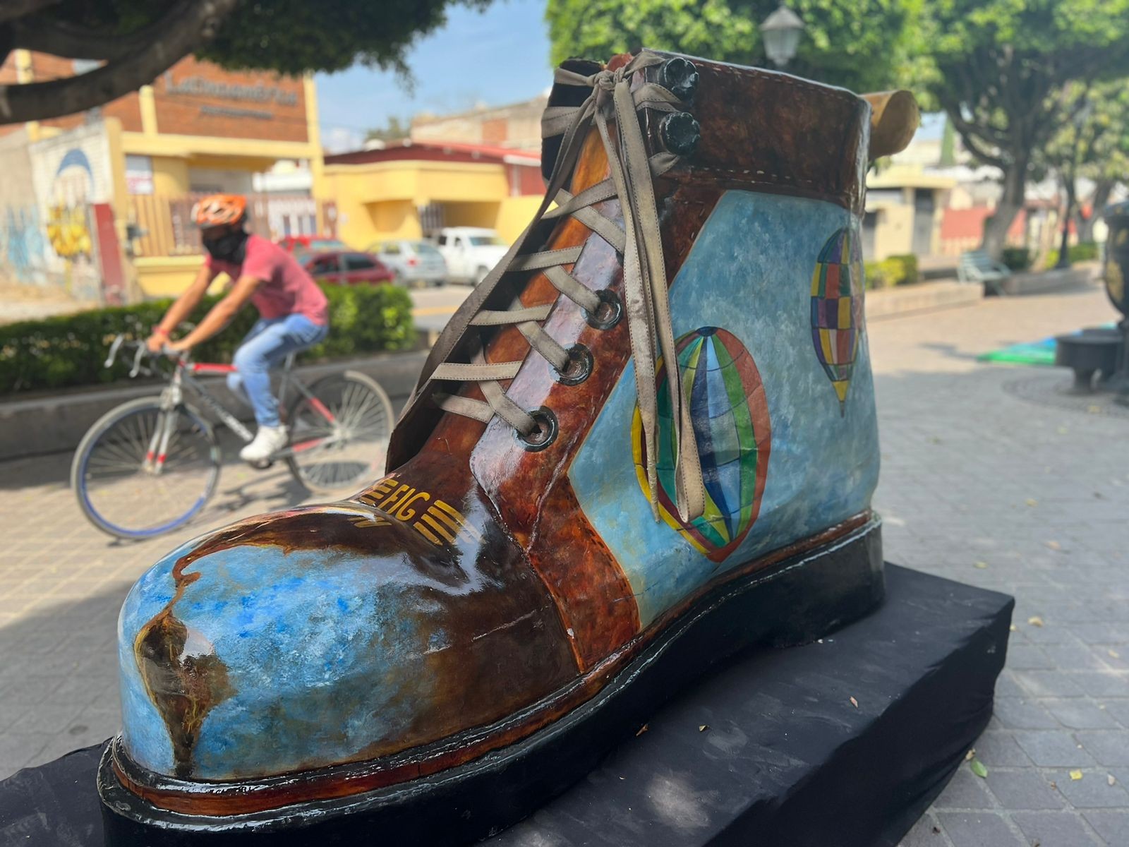 Disfrutan leoneses de la Expo CalzArte en la ciudad