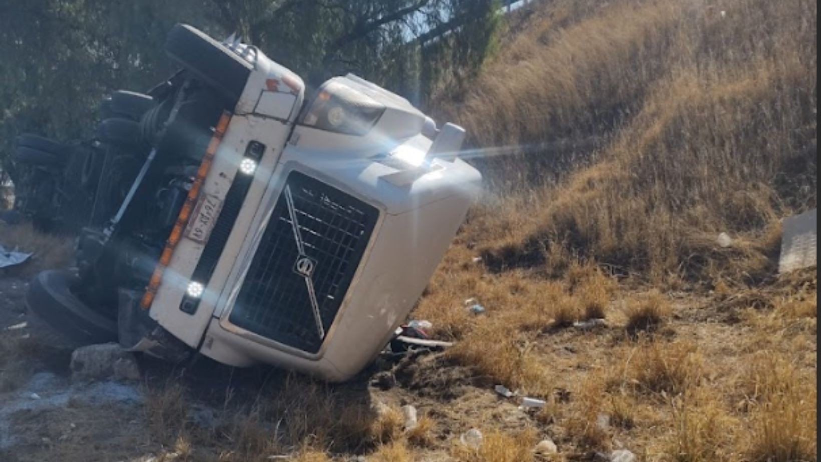 Vuelca tráiler cargado con jugos en la León-Aguascalientes; hay dos lesionados