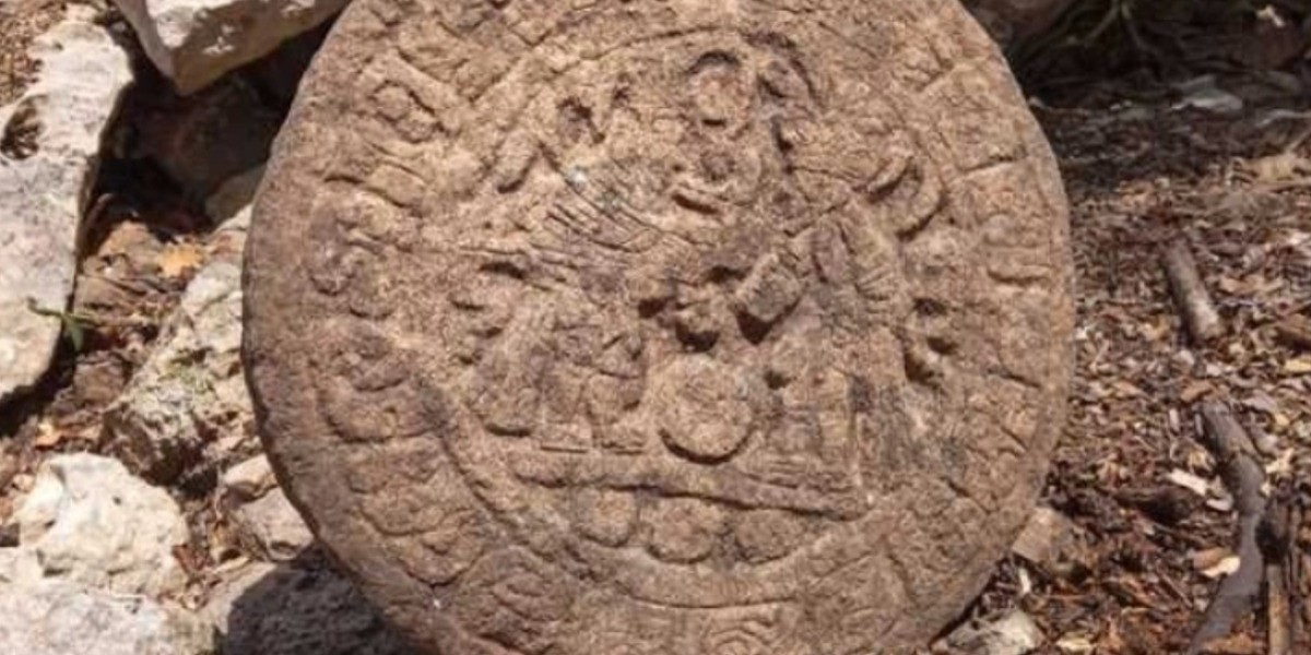 Hallan marcador de juego de pelota en Chichén Itzá
