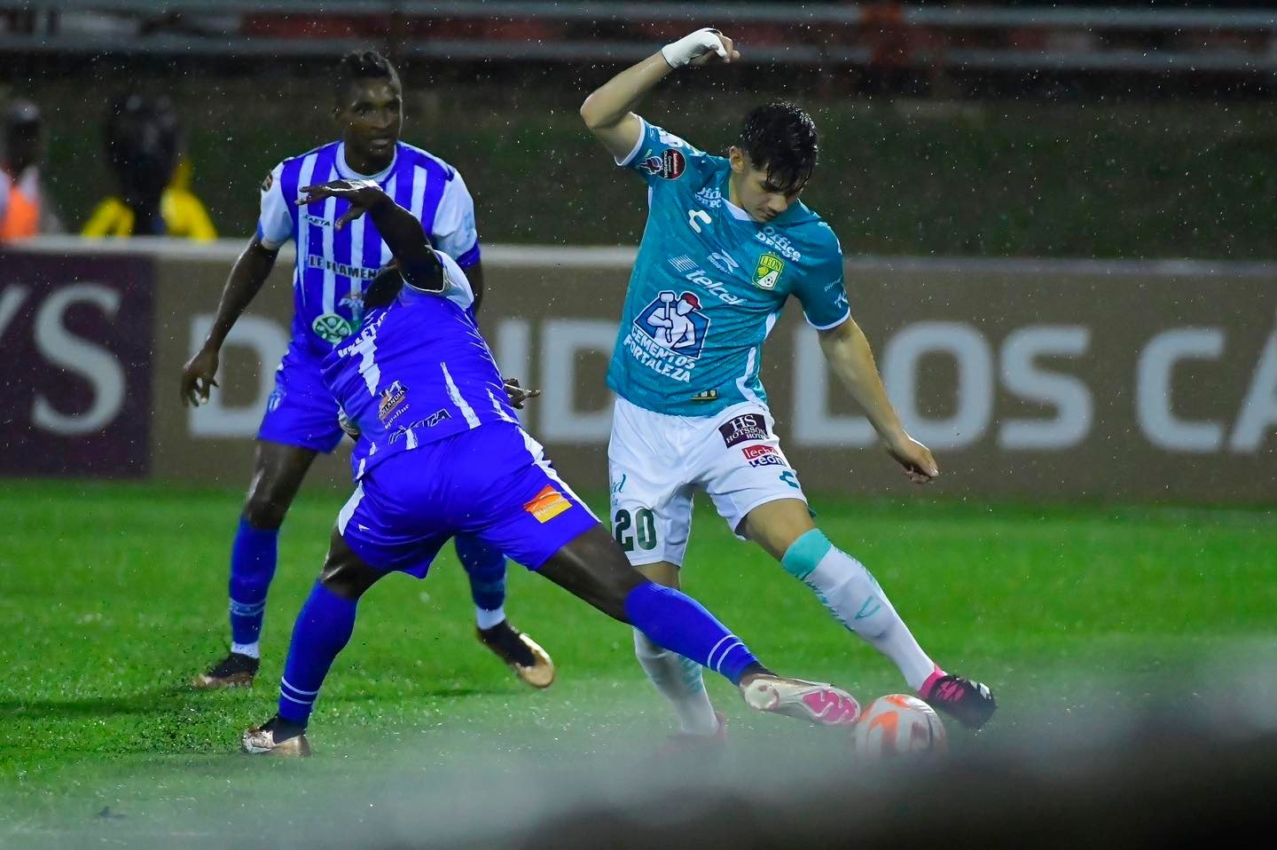 Cae León ante Violette, pero avanza a semifinales