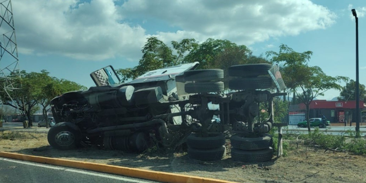Vuelca tráiler en el libramiento Morelos