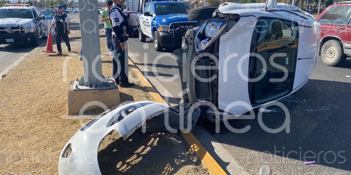 Ciclista provoca la volcadura de un auto en Libramiento Morelos, León