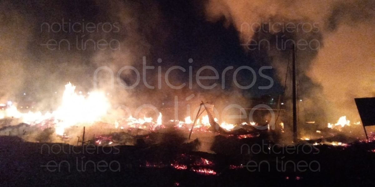 Arde bodega de tarimas en Industrial La Pompa