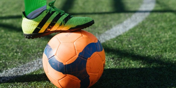 Niño muere por balonazo mientras jugaba futbol