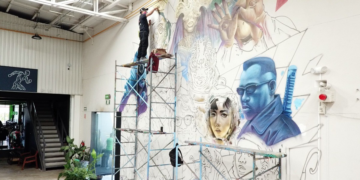Leoneses realizan mural en homenaje a Guillermo del Toro
