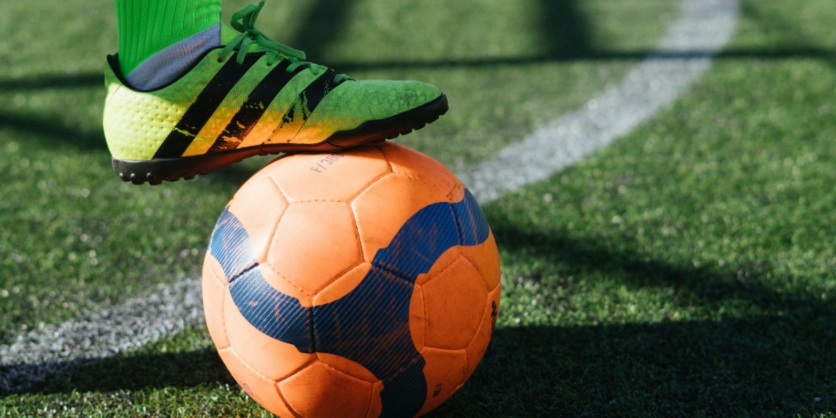 Niño muere por balonazo mientras jugaba futbol