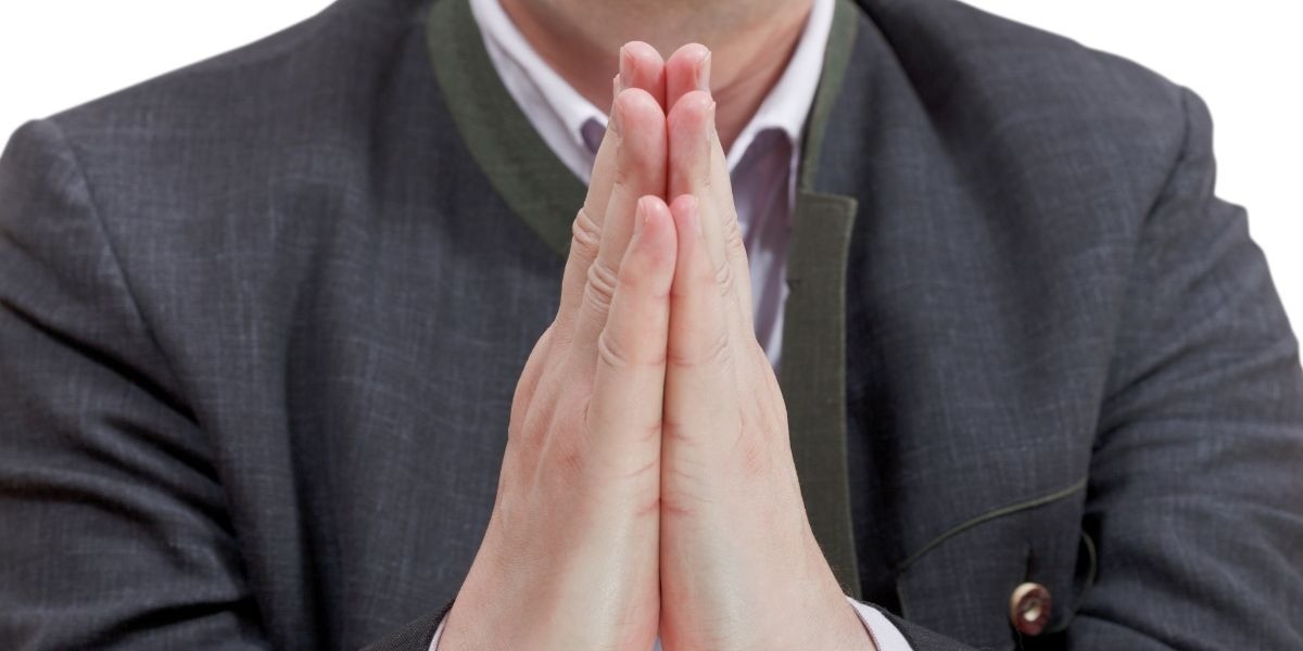 Hombre le ruega a su ex de rodillas durante casi un día