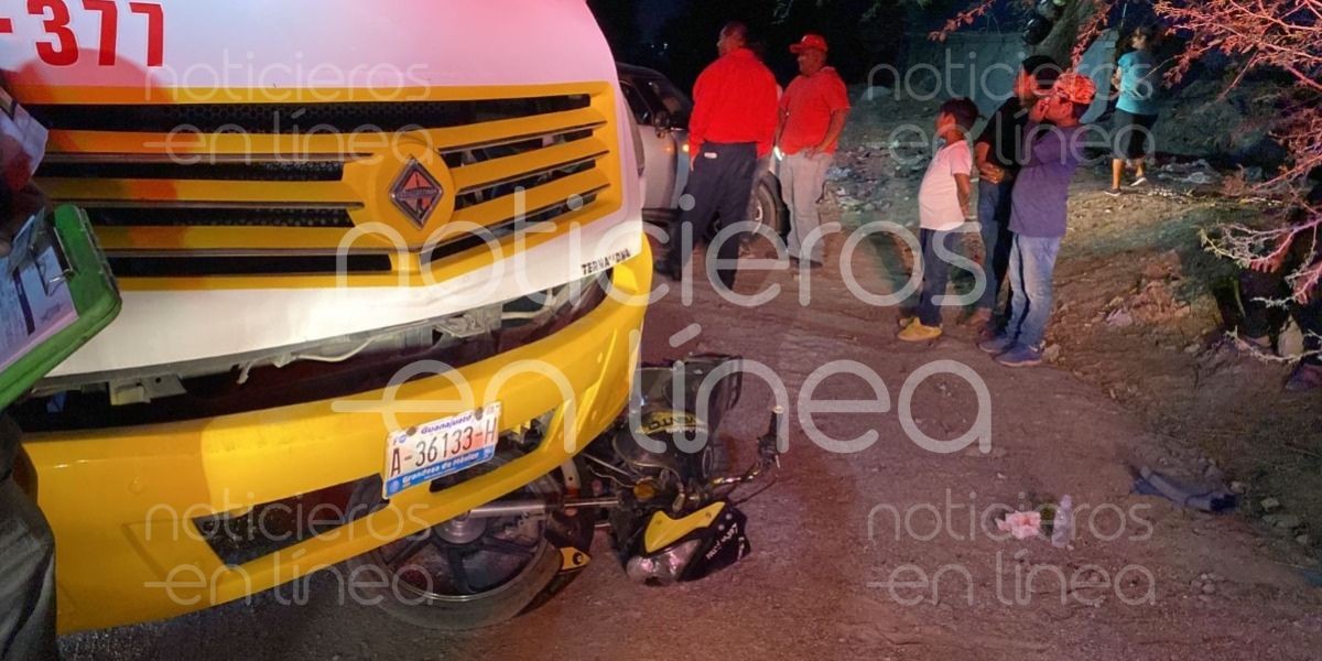 Salen de fiesta a comprar más alcohol y chocan contra urbano