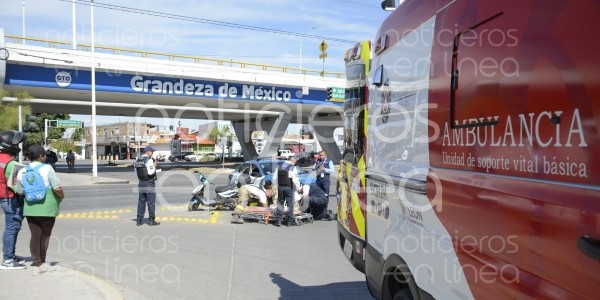 Motociclista resulta herido al pasarle un camión por las piernas