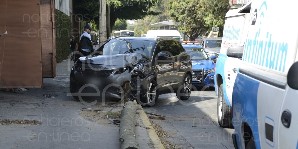 Choca camioneta contra poste y lo derriba en el Hidalgo