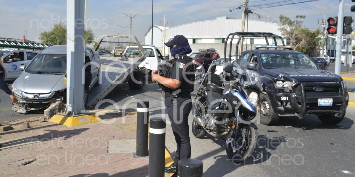 ¡Aparatoso choque entre patrulla de Policía y auto particular!