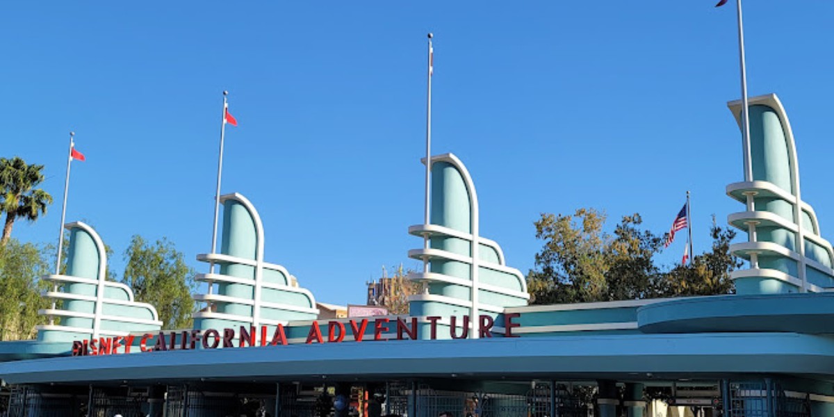 Arrestan a empleado de Disney por grabar videos indebidos de clientas