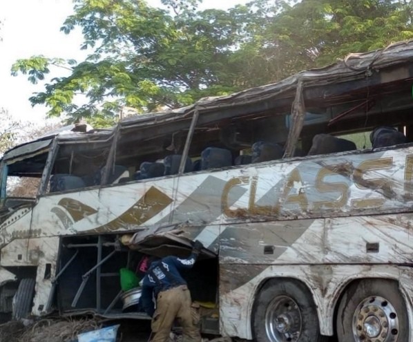 Cae camión a barranco en Nayarit y mueren 18 pasajeros