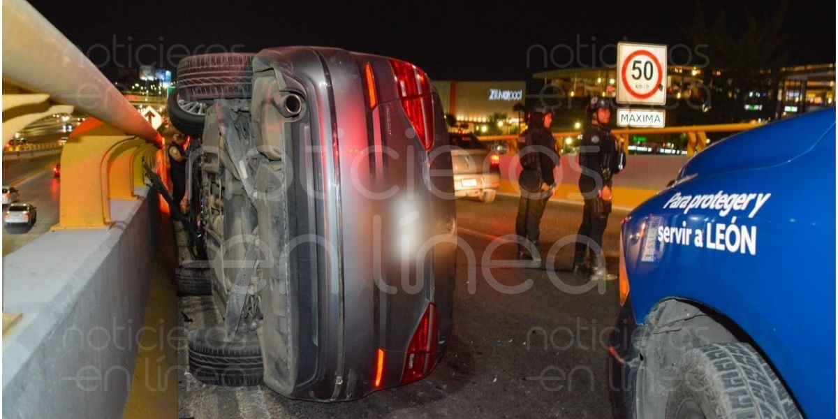 Vuelca pareja en distribuidor vial Juan Pablo Segundo