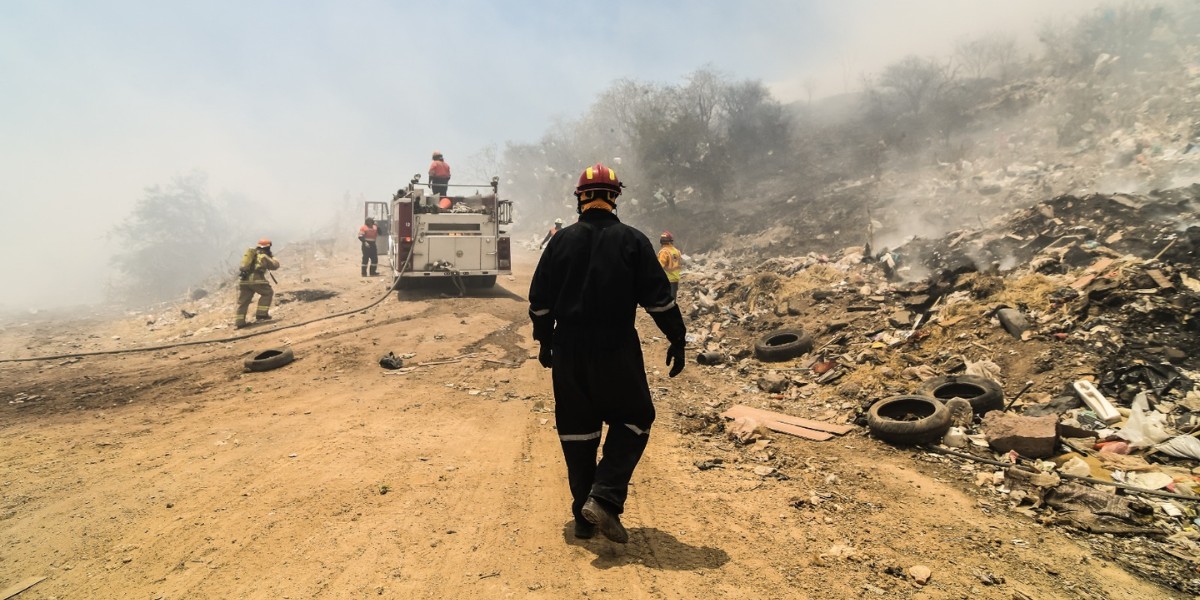 Suspenden antros y bares de Guanajuato capital tras incendio de relleno; UG se une al paro