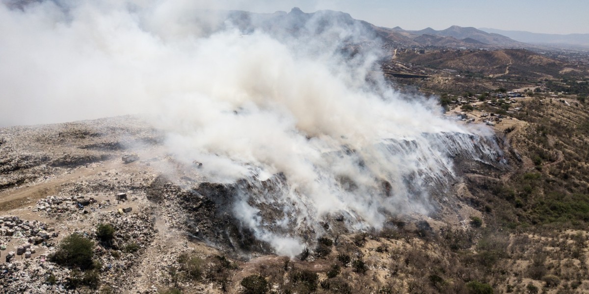 Suspenden clases en Guanajuato capital tras incendio en relleno sanitario