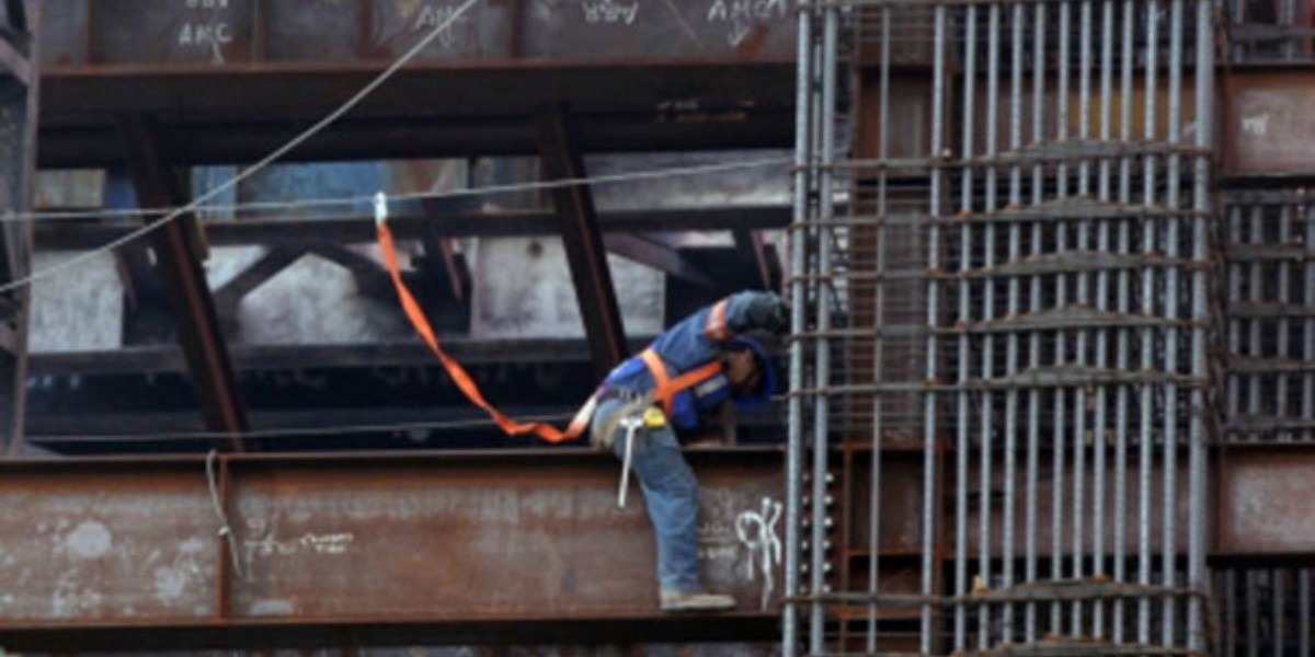 Celebra Estado el Día de la Santa Cruz con cientos de trabajadores de la construcción