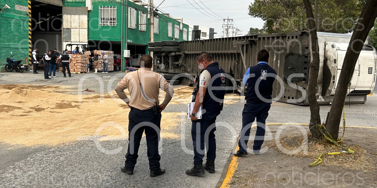 Volcadura de tráiler cierra por casi una hora el bulevar Timoteo Lozano
