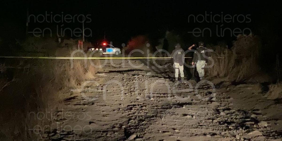 Atacan a balazos a dos hombres en negocio de tarimas