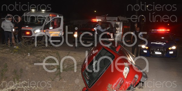 Familia vuelca en bulevar Vicente Valtierra y La Luz