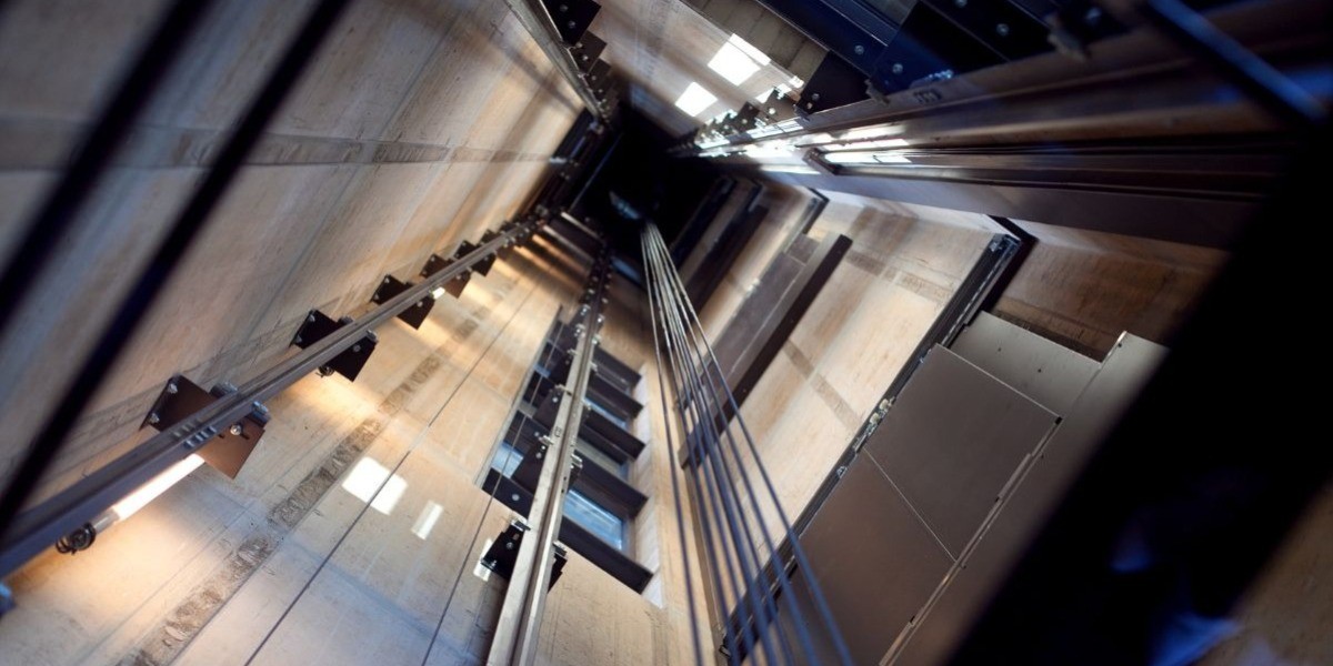 Encuentran a mujer muerta tres días después de caer en un elevador