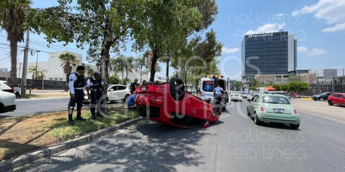 Vuelcan adolescentes en el bulevar Clouthier