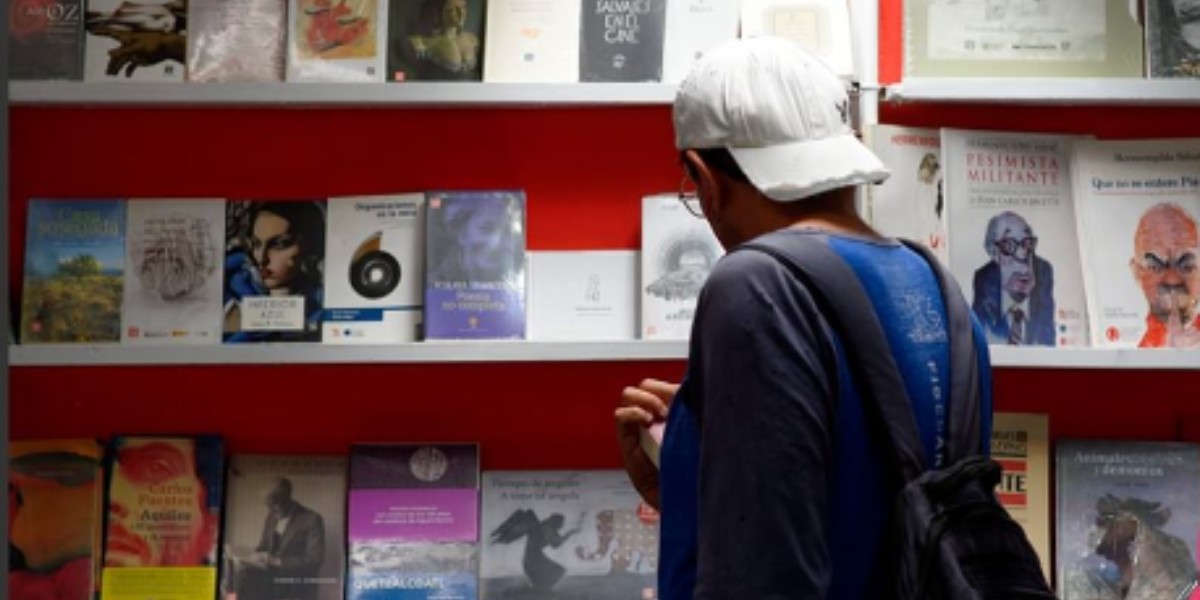 Libros de novelas juveniles lideran ventas en Fenal: expositores