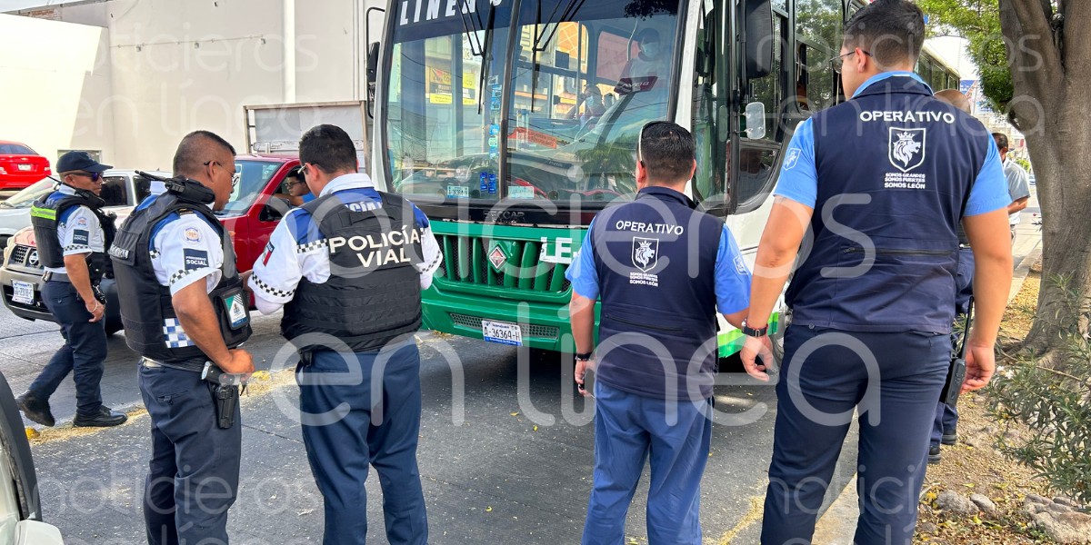 Camión urbano atropella a adulto mayor en Villa Insurgentes, León