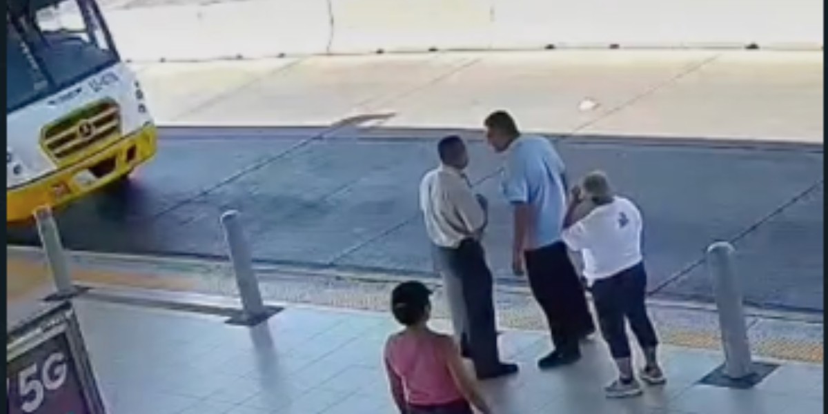 (VIDEO) Captan agresión de chofer de camión del SIT a inspector de Movilidad en León