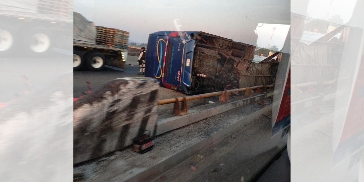 Volcadura de camión en la carretera Celaya-Salamanca deja más de 30 lesionados