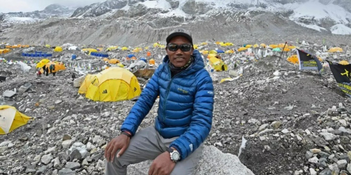 Hombre nepalí rompe récord al llegar a la cima del Everest