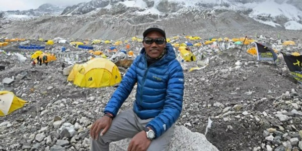 Hombre nepalí rompe récord al llegar a la cima del Everest