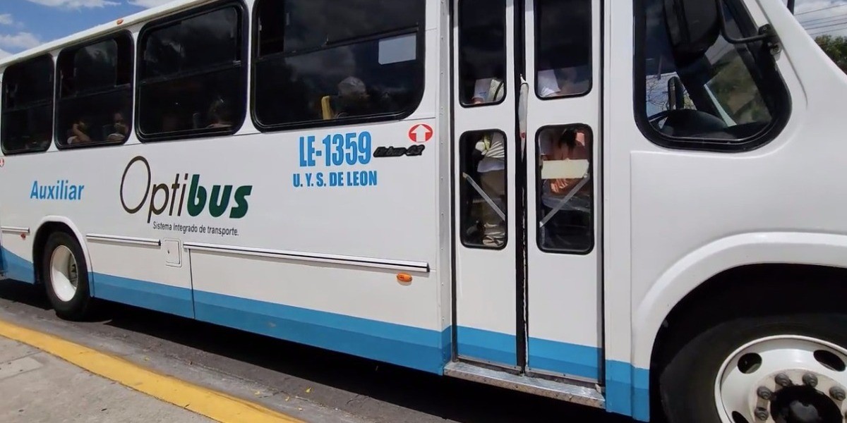 Usuarios de transporte público esperan una hora o más el camión