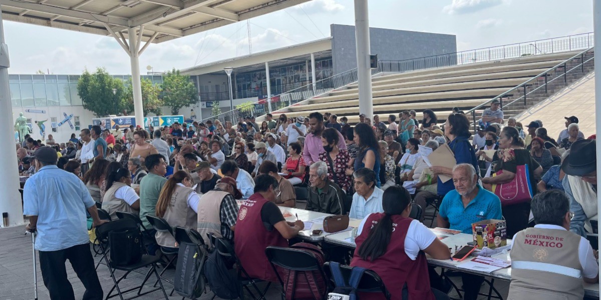 Registran largas filas para obtener Tarjeta del Bienestar en León