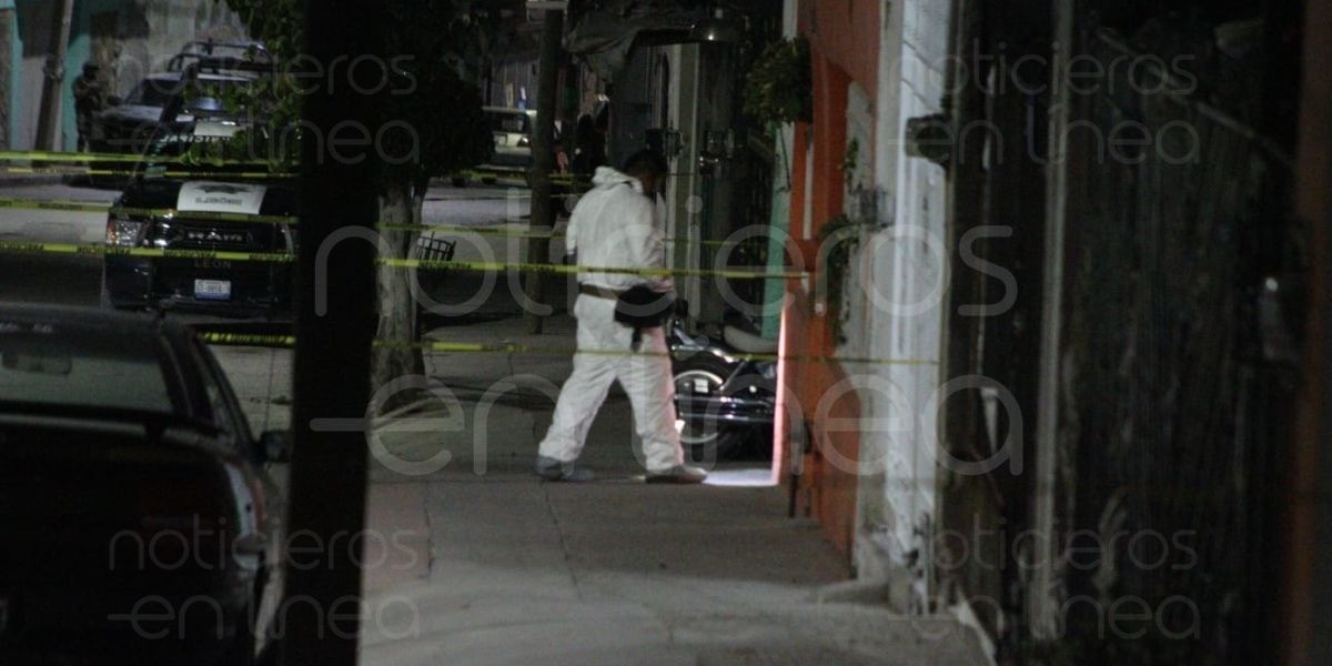 Matan a hombre mientras fumaba afuera de su casa en Ciudad Satélite