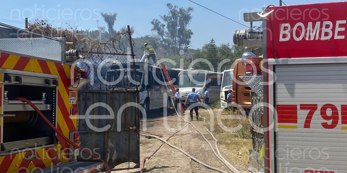 Incendio arrasa con pensión de camiones en León