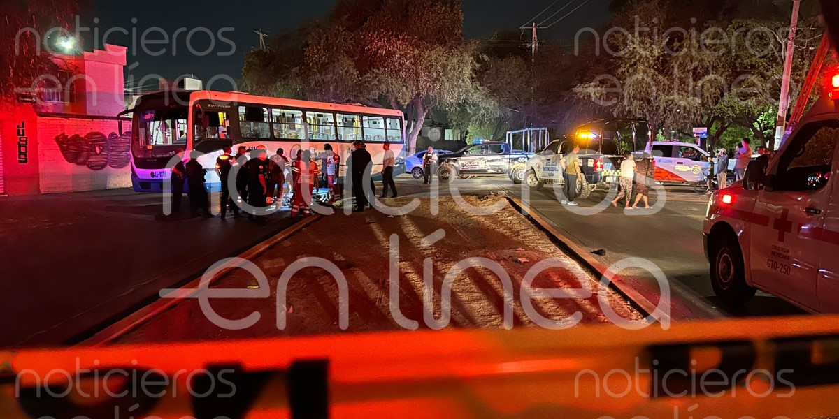 Camión urbano atropella a hombre de la tercera edad en Arboledas de Señora