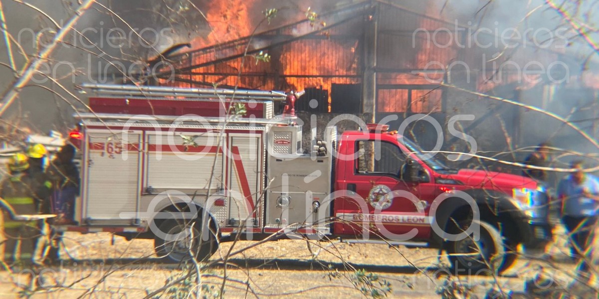 Incendio en pastizal arrasa con bodega en bulevar Morelos