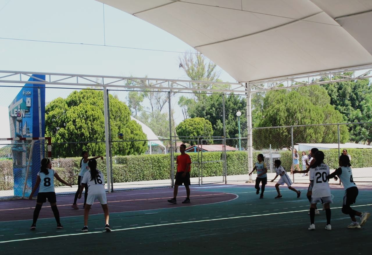 Pide SEG a maestros no exponer a estudiantes al sol