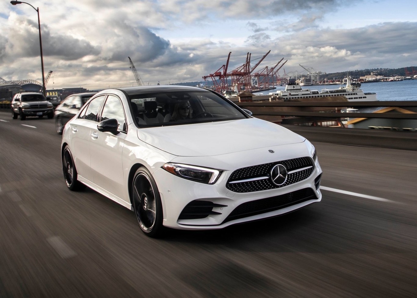 Mercedes-Benz se une a la locura de la IA generativa: ¡ChatGPT llega a sus autos!