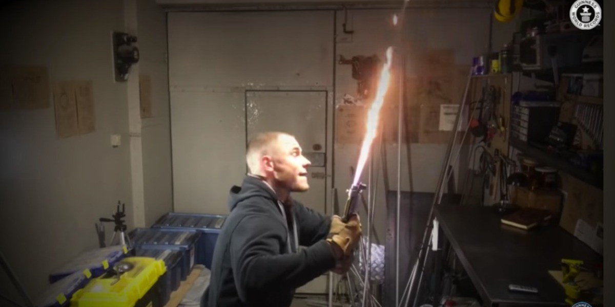 Youtuber crea el primer sable de luz que sí funciona y gana récord Guinness 