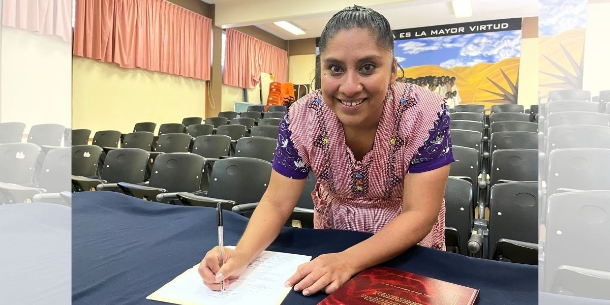 Joven se titula con una tesis escrita en náhuatl